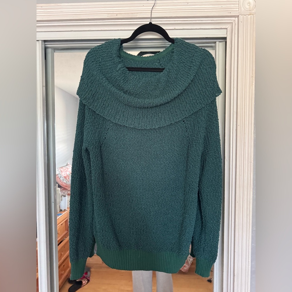 Stitch and feather deep green off shokder sweater